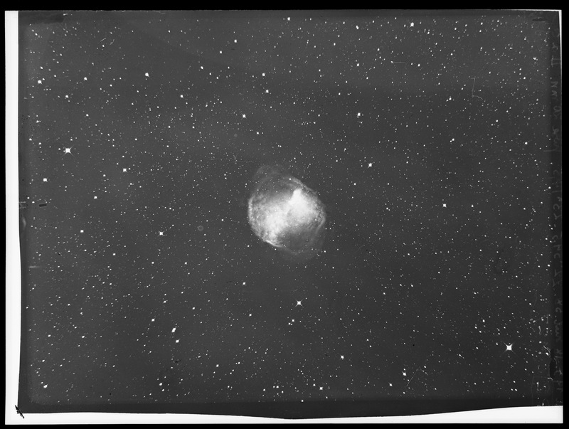 Messier 27. 18.7.1958. Plaque 2 a0. Pose 20m. Télescope de 193cm - Observatoire de Haute-Provence (titre forgé)