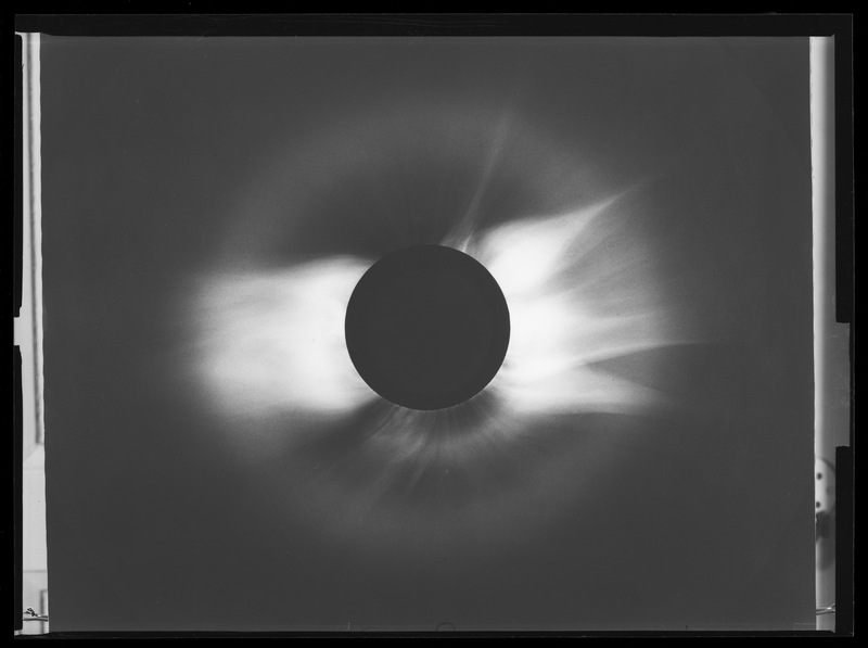 Éclipse totale de soleil observée à Moussoro (Tchad) le 30 juin 1973 à 12h14 T.U. Filtre neutre radial, chambre photographique F:3m ouverture 20cm et coelostat de 35 cm. Observateurs J.Fagot et S.Koutchmy - Institut d'Astrophysique de Paris et C.N.R.S. (titre forgé)