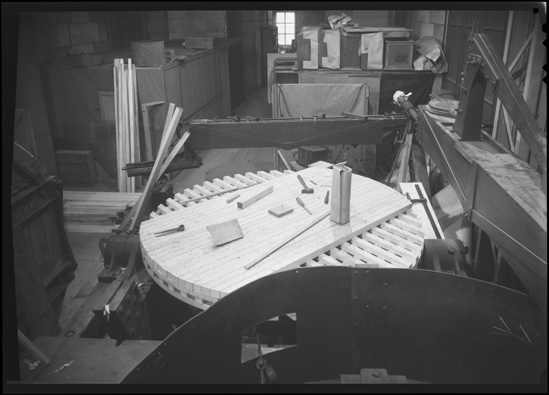 Miroir du télescope de 193cm de l'Observatoire de Haute-Provence : fabrication du disque-outil (polissoir) destiné à la taille du miroir - Laboratoire d'Optique de l'Observatoire de Paris (titre forgé) / [2 images]