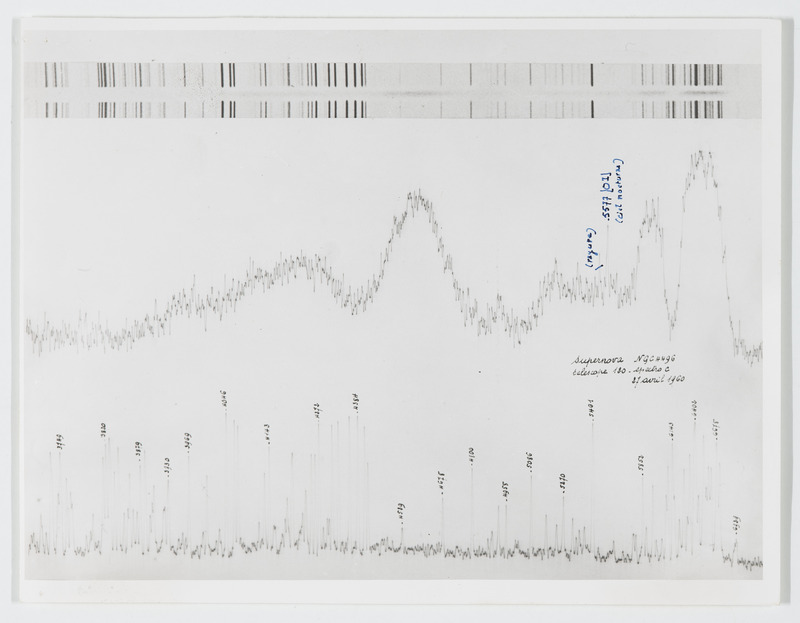 Spectre de la supernova Humason dans NGC 4496. Spectrographe à 1 prisme de flint au foyer du télescope de 120cm de l'Observatoire de Haute Provence. 27 avril 1960, plaque Eastman 103 aF. Pose 4h. Spectre de comparaison : fer, mercure et néon. [Melle M. Bloch] (titre original)