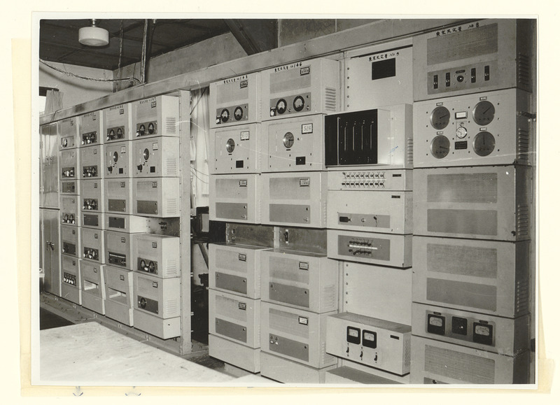 Observatoire de Tokyo [Japon]. Vue de la salle des machines du Service de l'Heure : récepteurs, Horloges à Quartz, Compteur électronique, Compteur des signaux. (titre forgé)