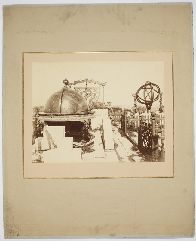 Observatoire de Pékin : globe céleste et allée de la terrasse (titre forgé)