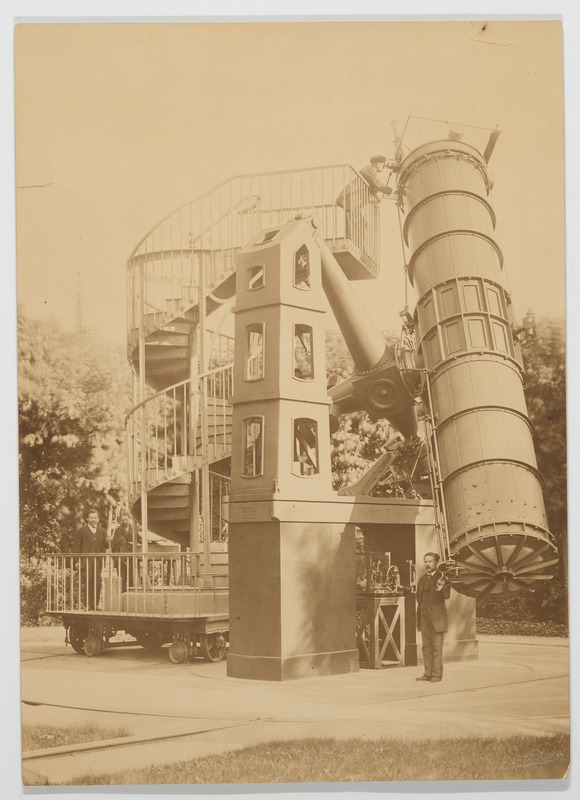 Observatoire de Paris. Le télescope de 1m20 en service, avec quatre astronomes (titre forgé)