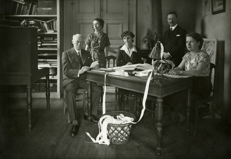 Membres de l'Observatoire de Paris dans un bureau (titre forgé)