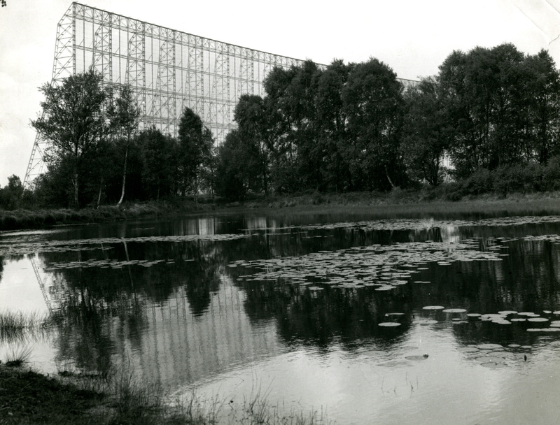 Station de radioastronomie de Nançay. Miroir fixe. (titre forgé)