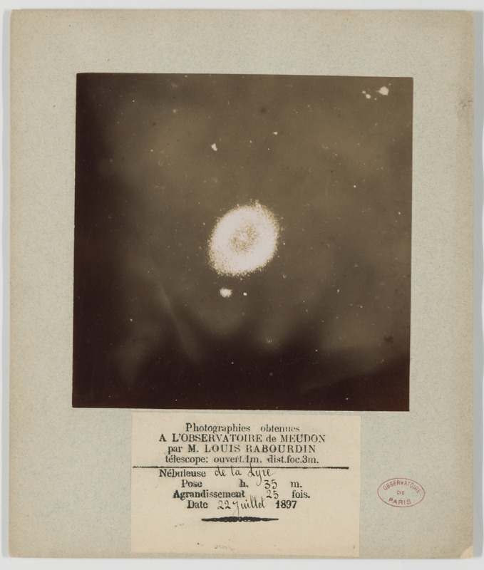 Photographies obtenues à l’observatoire de Meudon par M. Louis Rabourdin : nébuleuse de la Lyre. Télescope 1m ouverture, 3m distance focale ; pose 35 m ; agrandissement 25 fois ; date 22 juillet 1897 (titre original)