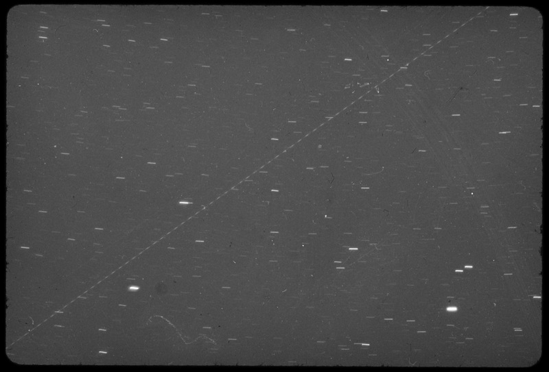 Trace dans le ciel de la fusée Cosmos 1962, magnitude 3 - service de M.Muller, Observatoire de Meudon (titre forgé)