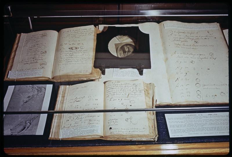 Vitrine d'exposition consacrée à Cassini (registres d'observations, lentille-objectif) - Grande Galerie (Musée) de l'Observatoire de Paris (titre forgé)