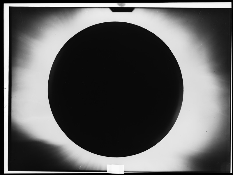 Eclipse totale de soleil du 15 Février 1961 - Contretype de cliché de l'Observatoire de Haute-Provence (titre forgé)