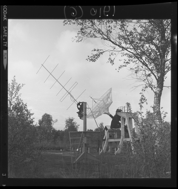 Au 1er plan : antenne de l'expérience STEREO, au 2ème plan : antenne de routine solaire - Station de Radioastronomie de Nançay (titre forgé)