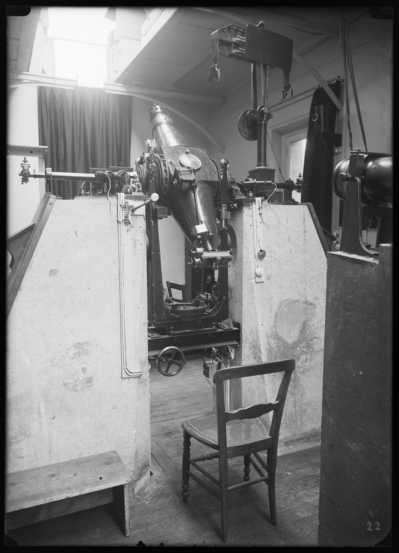 Lunette de Bouty de l'Observatoire de Paris, construite en 1922, employée pour la détermination de l'heure (titre forgé)