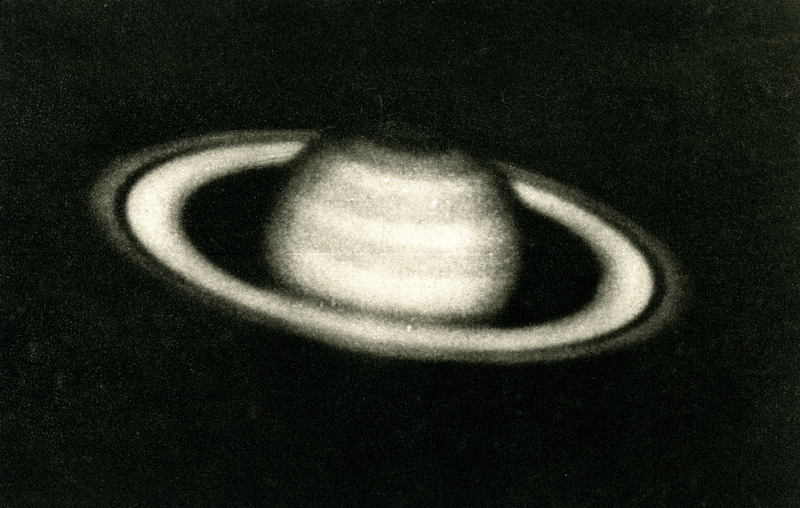 Observatoire Flammarion, Juvisy [S.-et-O.], Saturne, son anneau est formé par les débris d'une lune qui fut réduite en miettes par la force d'attraction de la planète, pour s'être imprudemment trop approchée d'elle. De cette poussière d'astre résulte une bande sans commencement ni fin de minuscules satellites indistincts liés par une même destinée. (titre original)