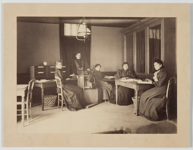 Les dames du Bureau de mesure des clichés de la Carte du Ciel : Dorothea Klumpke, Mlles Schott, Marquette, Coniel, Dauphin (titre forgé)