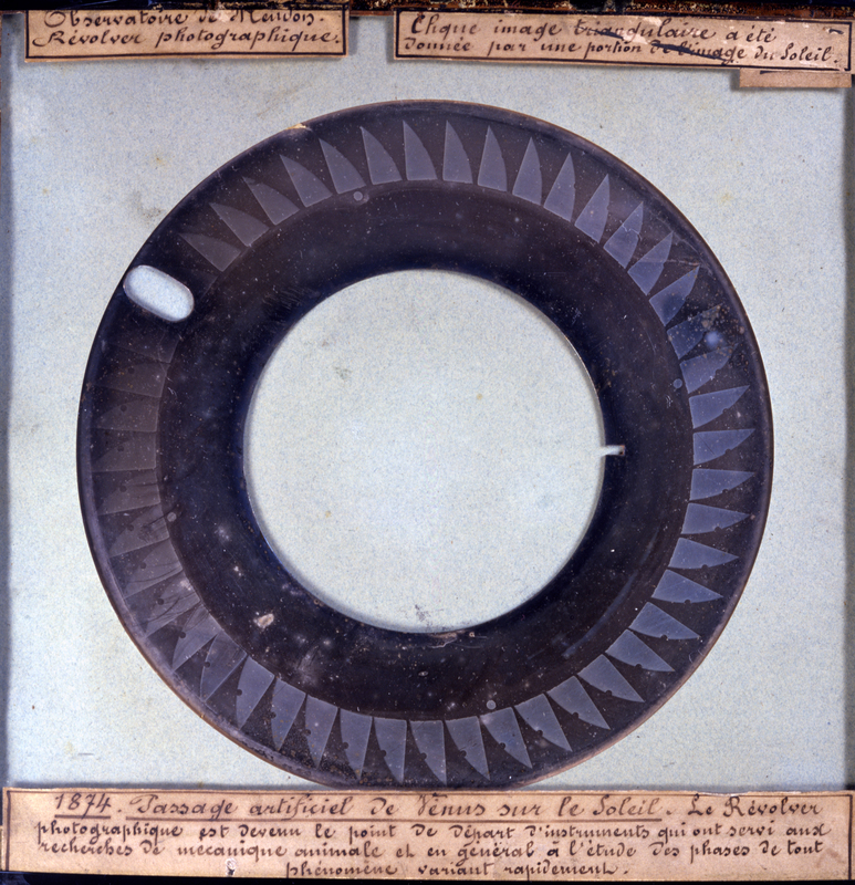 Passage artificiel de Vénus sur le Soleil en 1874 pris avec le revolver photographique de Janssen. (titre forgé)