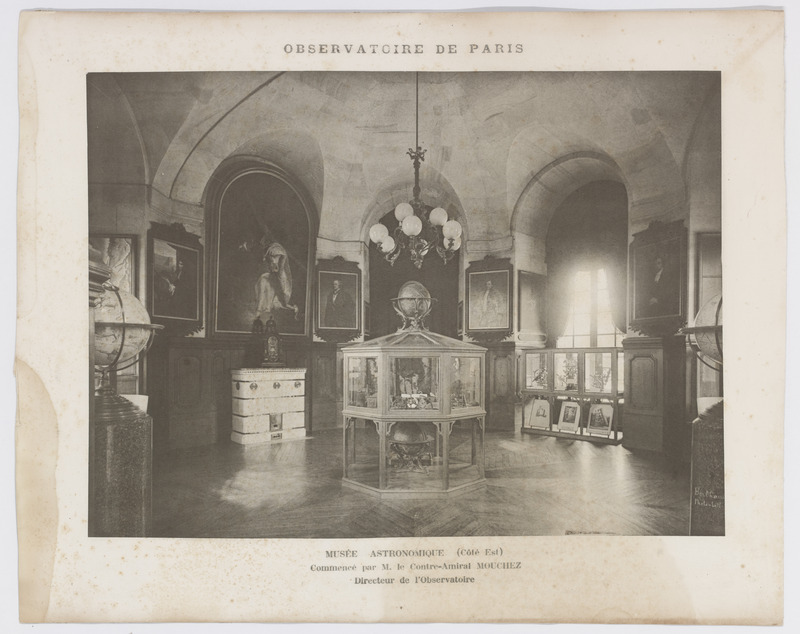 Observatoire de Paris. Musée astronomique [côté Est] ; commencé par M. le contre-amiral Mouchez, directeur de l’Observatoire (titre original)