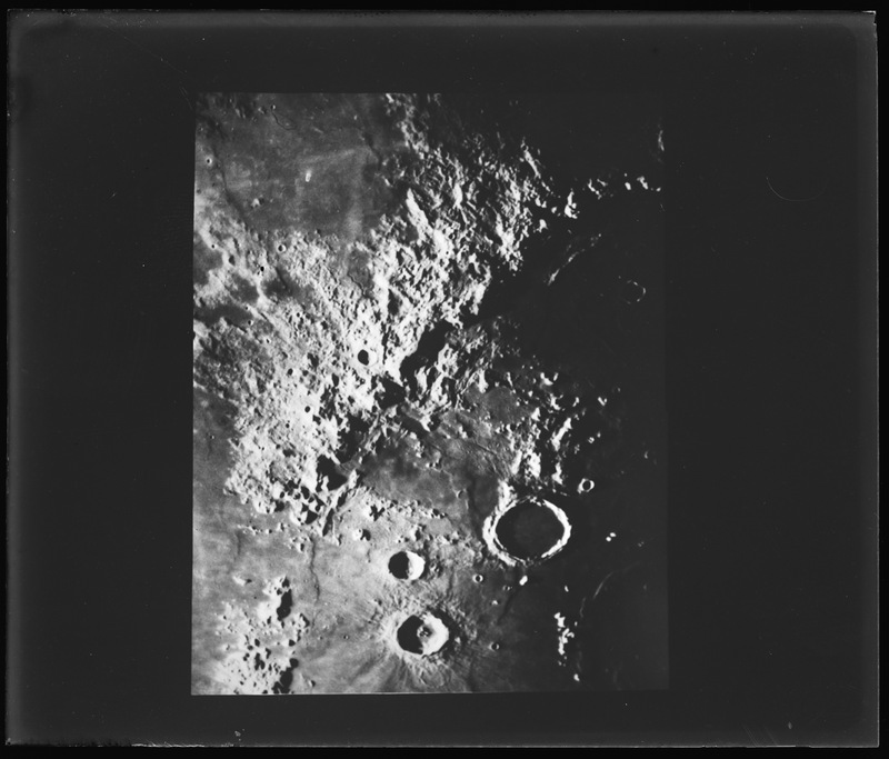 Les Apennins lunaires - Cliché B. Lyot - Observatoire du Pic du Midi (titre forgé)