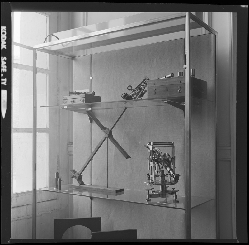 Vitrine droite du Musée de l'Observatoire de Paris (salle Nord) contenant un théodolite de Rigaud, l'arbalète ou bâton de Jacob, un sextant de marine de Brunner et une montre oculaire de Bréguet (titre forgé)