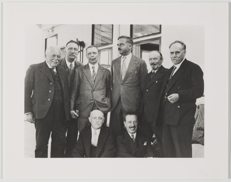 Groupe d'astronomes à bord du transatlantique Lafayette en route pour l'Assemblée Générale de l'UAI à Cambridge, août 1932. (titre forgé)