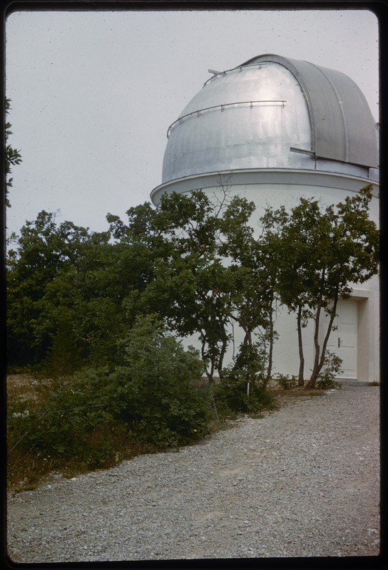 Coupole du grand prisme objectif - Observatoire de Haute-Provence (titre forgé)