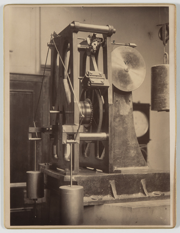 Side View of driving clock of astro-photo Telescope at Sydney (titre original)