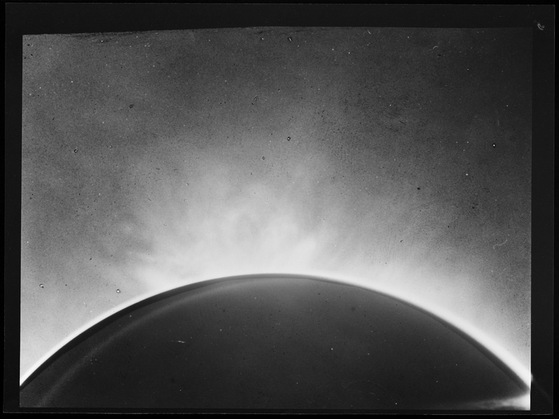 Image monochromatique de la couronne solaire. Filtre à bande de 2A° de large isolant la raie verte 5303, le 3 septembre 1941 à 8h10 - Coronographe de 0m20 - Observatoire du Pic du Midi - Cliché B. Lyot (titre forgé)