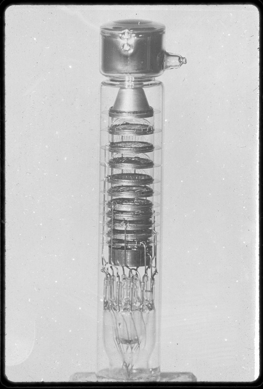 Cellule 12 étages sensible à l'infra-rouge - Laboratoire physique astronomique, Observatoire de Paris (titre forgé)