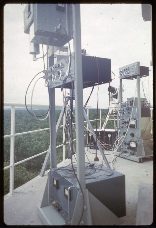 Instruments sur la terrasse du service aéronomie - Expérience Blamont, Observatoire de Haute-Provence (mai 1962) (titre forgé) / [6 images]