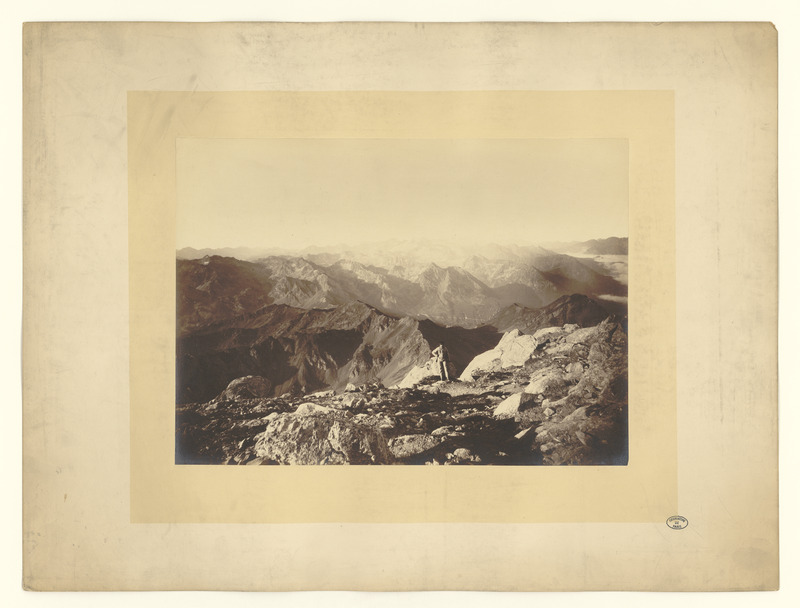 Vue sur les Pyrénées depuis l'Observatoire du Pic du Midi. Une personne pose au premier plan (titre forgé)