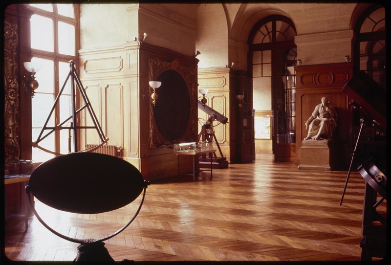 Grande Galerie (Musée), au premier plan miroir ardent - Observatoire de Paris (titre forgé) / [2 images]