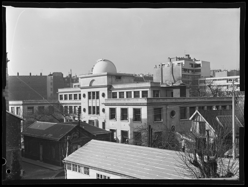 L'Institut d'Astrophysique de Paris vu du toit du pavillon de la Carte du Ciel à l'Observatoire de Paris - Observatoire de Paris (titre forgé)