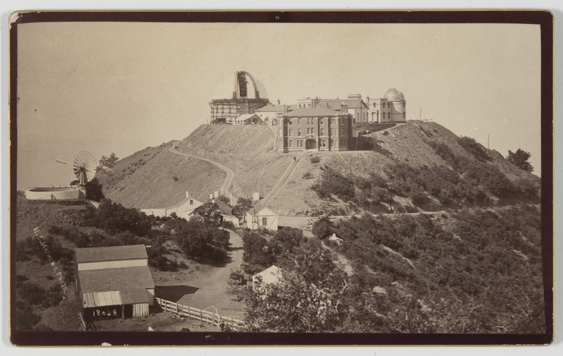 Lick Observatory : la grande coupole en construction. (titre forgé)