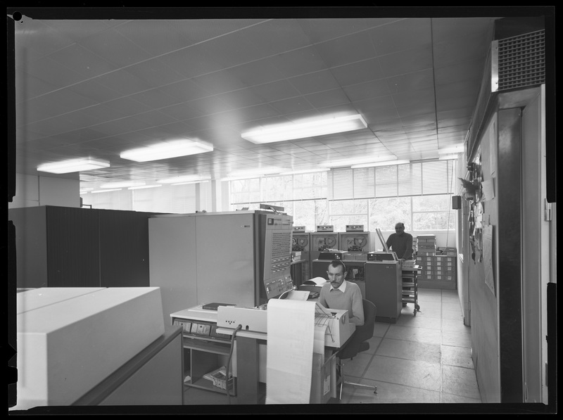 Le centre de calcul de l'I.N.A.G.à l'Observatoire de Meudon : la salle de l'ordinateur - Observatoire de Meudon (titre forgé) / [3 images]