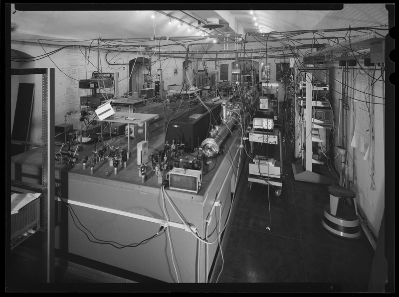 Salle du Laboratoire primaire du Temps et des fréquences à l'Observatoire de Paris (Mars 1986) (titre forgé) / [2 images]