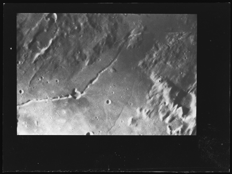 Rima Hyginus sur la Lune - Cliché B. Lyot - Observatoire du Pic du Midi (titre forgé)