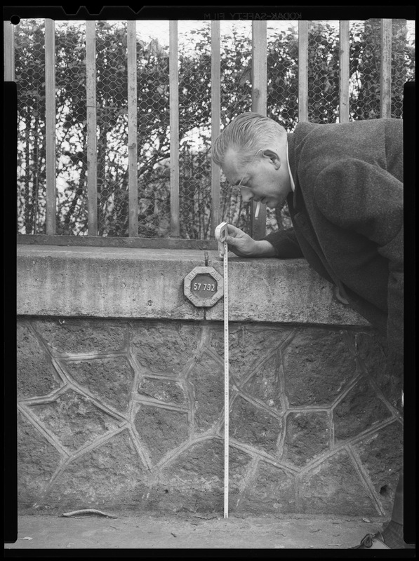 Niveau d'altitude sur le mur d'enceinte de l'Observatoire de Paris, boulevard Arago (titre forgé) / [4 images]