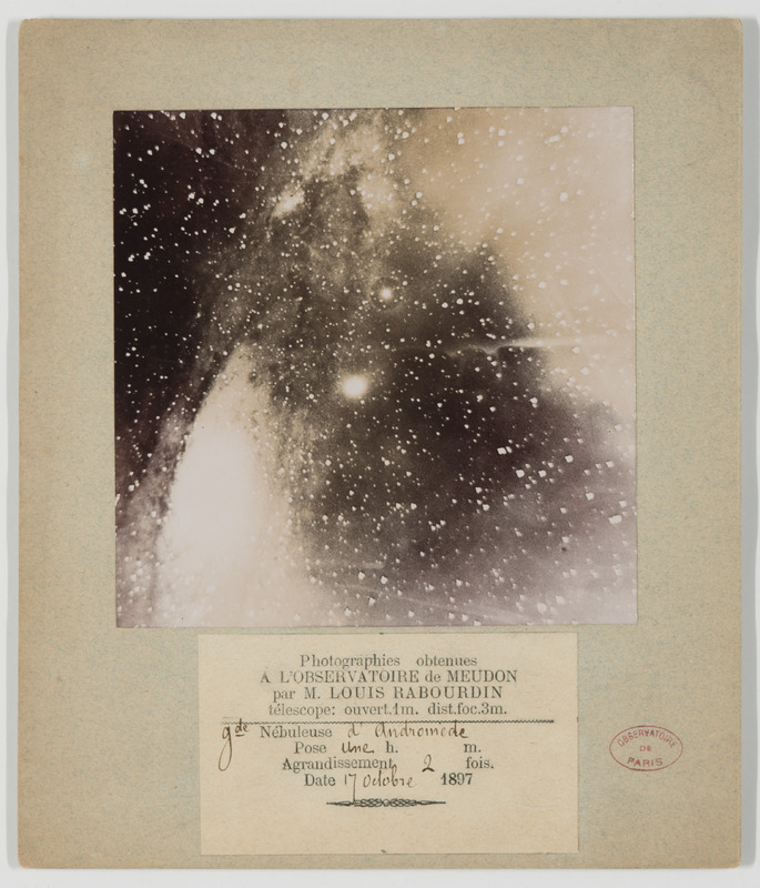 Photographies obtenues à l’observatoire de Meudon par M. Louis Rabourdin : grande nébuleuse d’Andromède. Télescope 1m ouverture, 3m distance focale ; pose 1 h ; agrandissement 2 fois ; date 17 octobre 1897 (titre original) / [2 images]