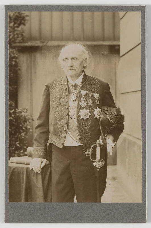 LOEWY [Maurice]. Portrait en costume d’académicien (titre forgé)