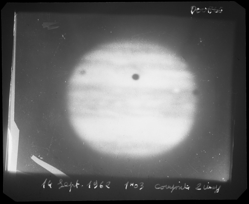 JUPITER. 14 septembre 1962. 1h03 avec le satellite Ganymède et son ombre ainsi que le satellite Io avec son ombre - Cliché Observatoire du Pic du Midi (titre forgé)