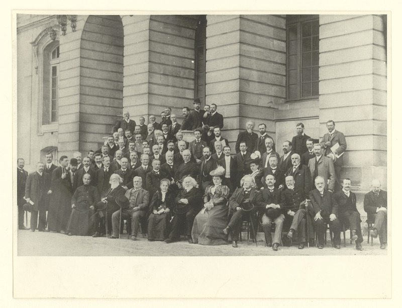 Photographie de groupe, prise à l’occasion du Congrès international des Etudes solaires tenu à l’observatoire de Meudon [20-23 mai 1907] (titre forgé)