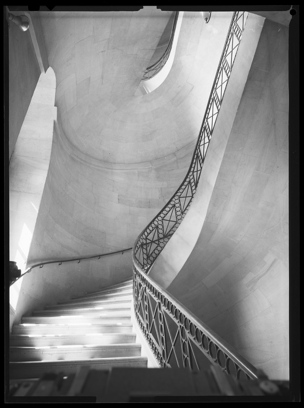 Le grand escalier de l'Observatoire de Paris pris du palier du 1er étage (titre forgé)