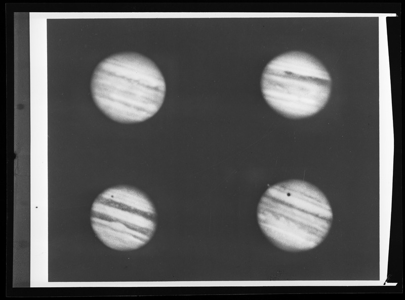 JUPITER. Photos prises au télescope de 100 pouces. Observatoires Mt Wilson et Mt Palomar. a : 28 mars 1920 - b : 12 février 1921 - c : 15 mars 1921 d : 29 mai 1922 (titre forgé)