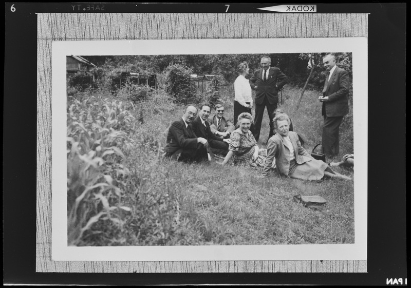 Mme Flammarion, MM Zwicky, Danjon (debout) ; MM Challonge, Lyot, A.Couder, Mmes Lyot et Challonge assis à Juvisy ((titre forgé)