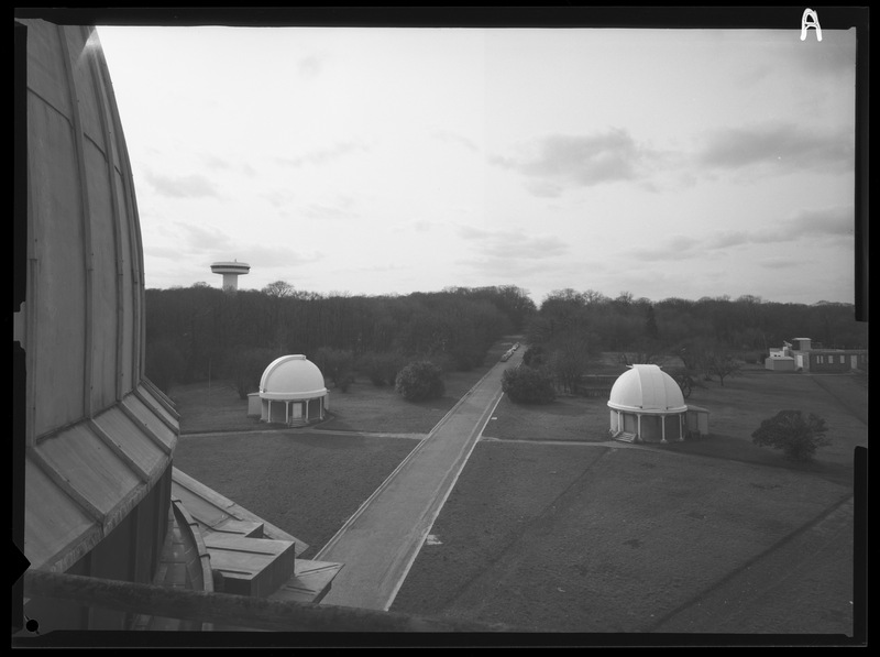 Vue du site de Meudon (tour solaire, coupoles) depuis la coupole de la grande lunette - Observatoire de Meudon (titre forgé) / [2 images]