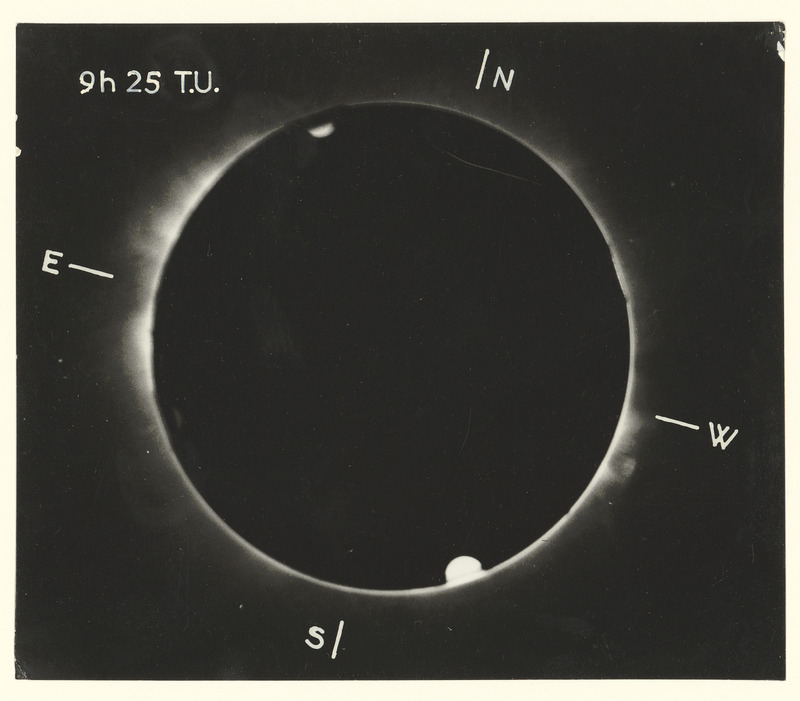 Eclipse de soleil du 15 février 1961 : photographie prise à 9h25 TU, de la couronne obtenue à l'aide d'une chambre F=3m60 comprenant une lentille simple, un filtre 6100-6450A et une atténuation radiale obtenue à l'aide d'un diaphragme tournant. Variation des temps d'exposition de 1 à 70s entre le bord du soleil et la région située à 1 diamètre de ce bord. Cliché LAFFINEUR, Melles BLOCH et BREITZ (titre original)