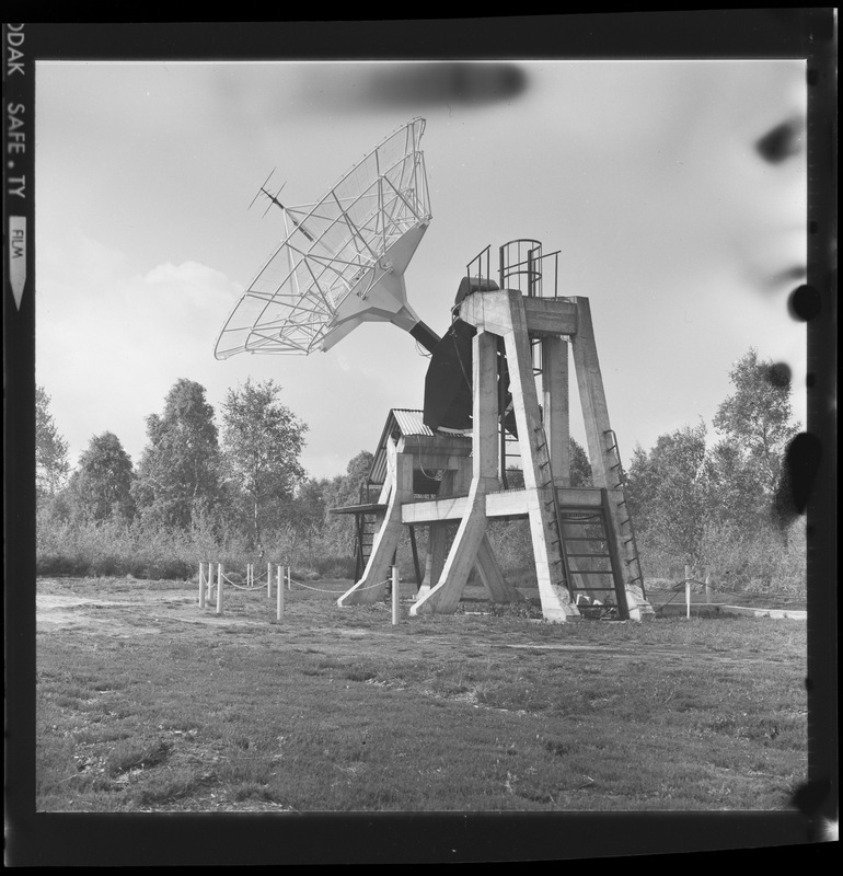 Radiotélescope d'observations en routine à 169 et 408 MHz - Station de Radioastronomie de Nançay (titre forgé)