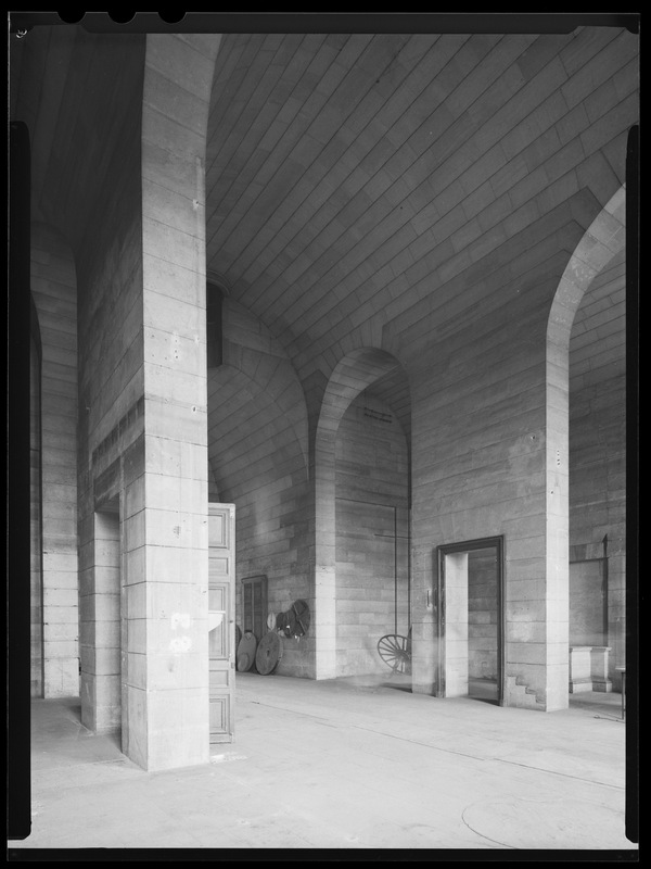 Salle méridienne de l'Observatoire de Paris (salle Cassini) avant les travaux de rénovation (Février 1984) (titre forgé) / [6 images]