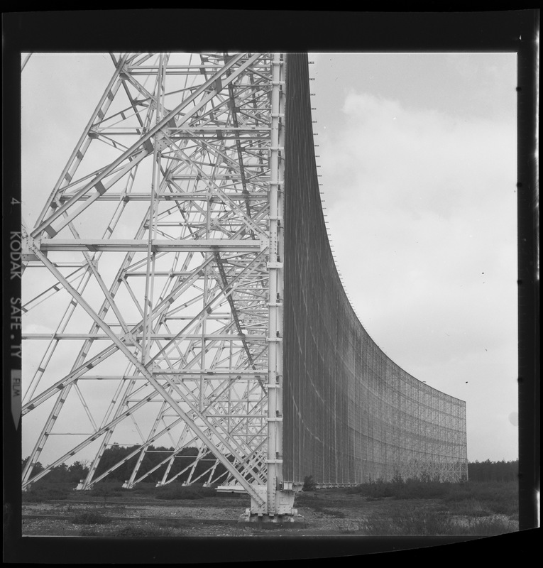 Miroir sphérique du grand radiotélescope - station de Radioastronomie de Nançay (titre forgé)