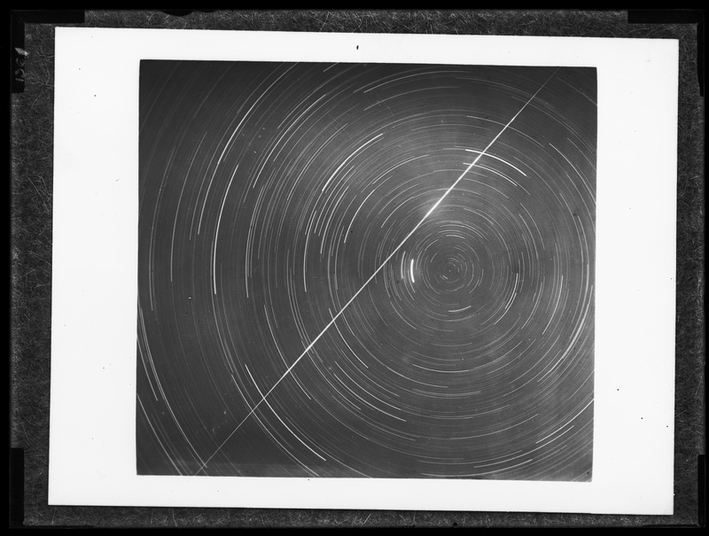 Passage d'un bolide près du pôle céleste Nord - Photo prise le 16 novembre 1922 entre 20h58 et 23h12 par William J.S. Lockyer à Sidmouth (Angleterre) (titre forgé)