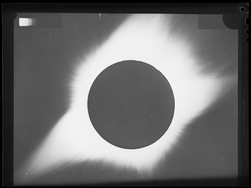 Eclipse totale de soleil (minimum) le Février 1952 à Khartoum (titre forgé)