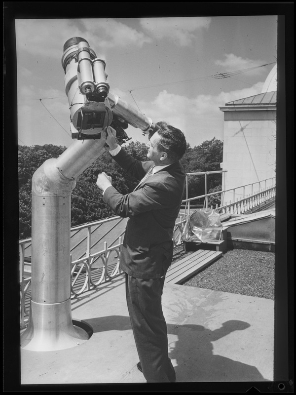 Moon-camera. Mr Markowitz opérateur. Observatoire de la Marine Washington (U.S.A) - Reproduction d'un cliché couleurs Danjon (titre forgé)